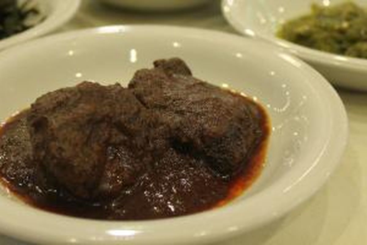 Rendang, makanan favorit di Restoran Padang.
 