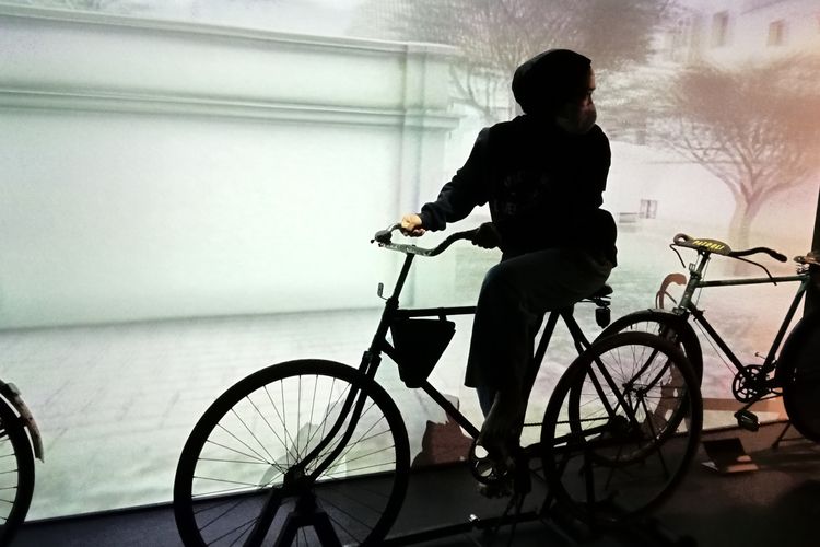 Pengunjung Museum Polri mencoba sepeda.