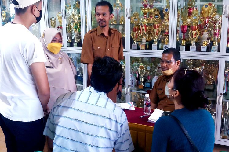 Orangtua calon siswa mendatangi posko PPDB SMAN 1 Tanjungpinang, Selasa (21/6/2022).