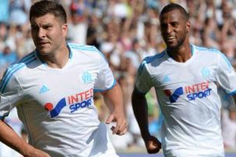 Striker Marseille, Andre-Pierre Gignac (kiri), merayakan keberhasilannya mencetak gol ke gawang Evian dalam lanjutan Ligue 1, Sabtu (17/8/2013). Marseille menang 2-0,