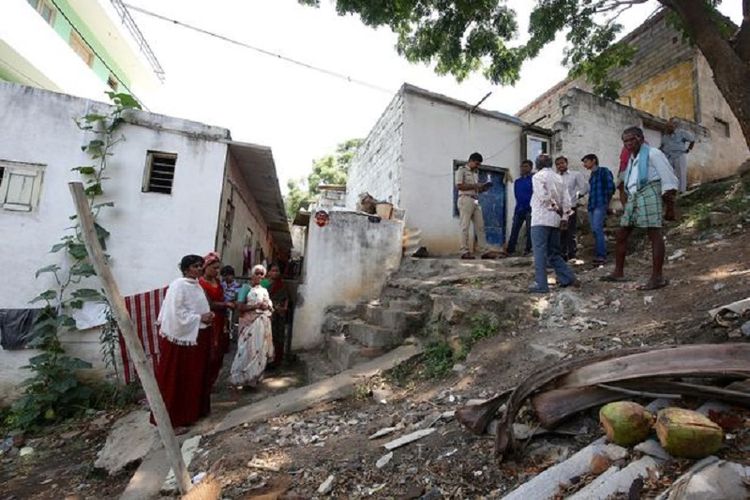 Seorang gadis cilik di India dinyatakan hilang, tetapi empat hari kemudian polisi menemukan mayatnya di bawah tempat tidur tetangganya, setelah tetangga yang lain mencium bau tak sedap dari rumah itu.