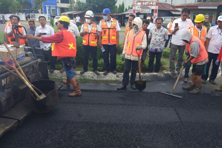 Penerapan aspal yang dicampur plastik di Jalan Dakota, Mandai, Kabupaten Maros, Sulawesi Selatan, Selasa (24/10/2017).