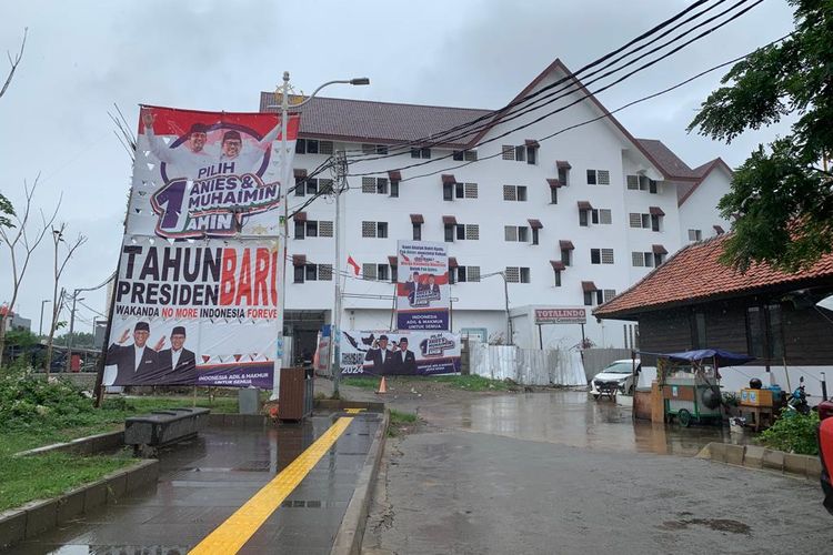 Baliho besar Pasangan Calon Presiden nomor urut 01 Anies Baswedan dan Cak Imin kembali terpasang di Kampung Susun Akuarium, Jakarta Utara, Jumat (19/1/2024). 