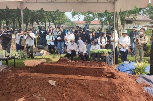 Keluarga hingga Kerabat Hadiri Pemakaman Angela di TPU Kampung Kandang