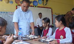 Tingkatkan Kualitas Gizi Siswa, Bupati Jembrana Pantau Program Makan Bergizi Gratis 