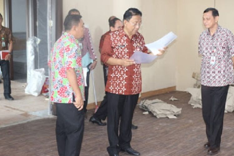 Sekda Pemprov Sulut tengah menyidak sejumlah ruangan di kantor Gubernur.