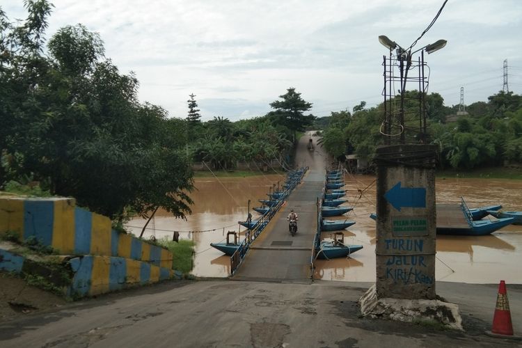 Jembatan penyeberangan perahu milik Haji Endang yang menghubungkan Dusun Rumambe 1, Desa Anggadita Kecamatan Klari dengan Desa Parungmulya Kecamatan Ciampel, Kabupaten Karawang, Rabu (29/12/201).