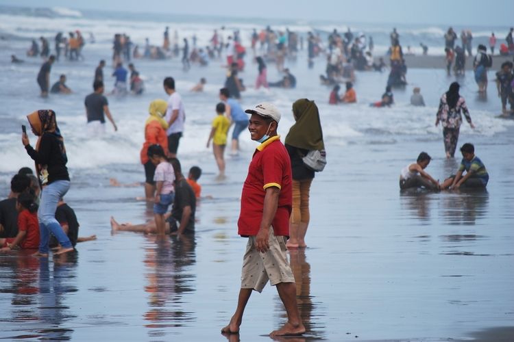 Ilustrasi pengunjung memadati Pantai Parangtritis, DI Yogyakarta, salah satu destinasi wisata populer di Indonesia, termasuk untuk libur akhir tahun.