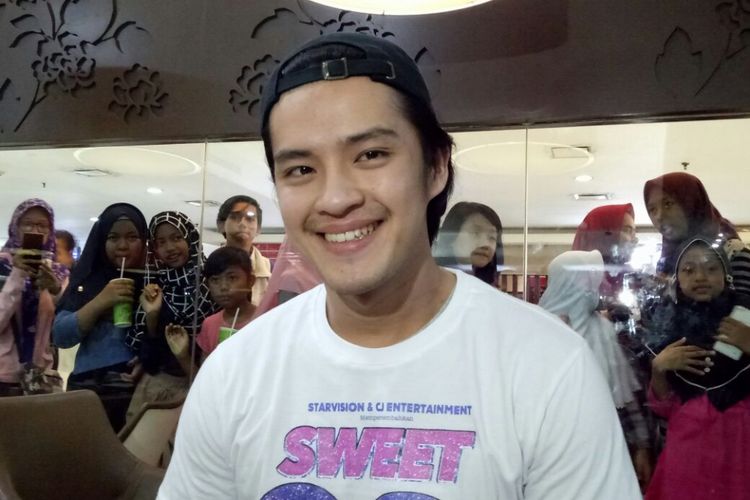 Morgan Oey diabadikan usai kegiatan menonton bersama pemain film Sweet 20 di XXI Blok M Square, Jakarta Selatan, Senin (3/7/2017).