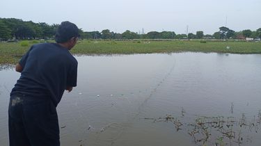 Dari Bekasi, Roni Datang Menjaring Ikan di TPU Semper yang Terendam Banjir