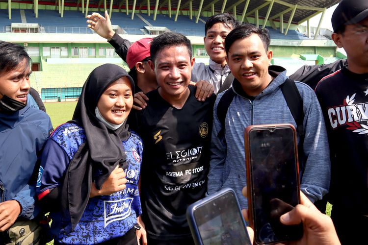 Pemain Arema FC Evan Dimas foto bersama Aremania yang pertama kalinya hadir menyaksikan latihan persiapan Liga 1 2022 seusai larangan datang ke stadion karena pandemi di Stadion Gajayana Kota Malang, Rabu (11/5/2022) pagi.