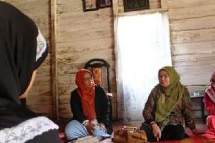 Personel Bidang Pusat Pelayanan Terpadu Perlindungan Anak (BP2TPA) Bener Meriah di bawah pimpinan Rahminar (tengah) saat bermusyawarah di salah satu rumah Kampung di Kabupaten Bener Meriah, Provinsi Aceh, Rabu (8/6/2016). Mereka mencari tahu duduk perkara seorang wanita yang dihamili ayah kandungnya sendiri hingga korban hamil 7 bulan. 