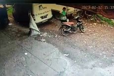 Terekam CCTV, Pencuri Melenggang Bebas Ambil Dua Aki Mobil Warga Cakung pada Sore Hari