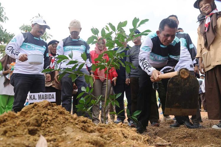 Sedikitnya ada 750 bibit pohon ditanam di Lingkungan Gedung Kwartir Daerah (Kwarda) Pramuka Kepulauan Riau (Kepri), Dompak, Tanjungpinang, Kepri.