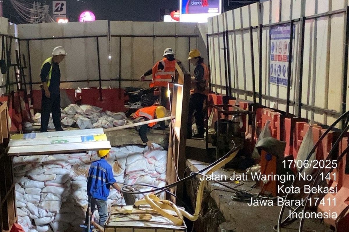 PAM JAYA melakukan uji coba hidrostatik (hydrostatic test) pipa di Jalan Jatiwaringin, Pondokgede Bekasi, tepatnya pada area proyek Sistem Penyediaan Air Minum (SPAM) Buaran Hilir, Selasa (17/6/2025). 
