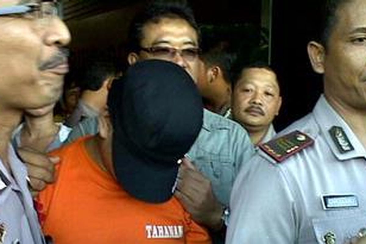 Icha alias Rahmat pelaku pemalsuan jenis kelamin usai pemeriksaan di Polda Metro Jaya, Jakarta, Selasa (5/4/2011)