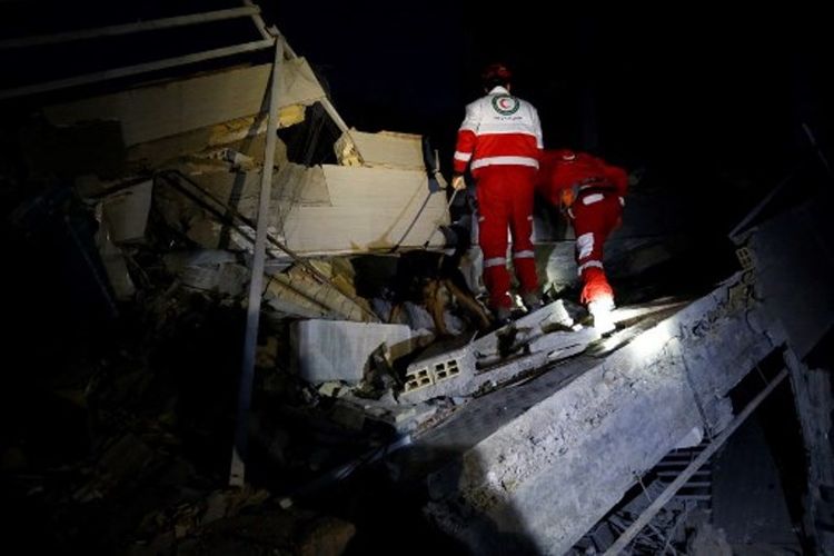 Petugas penyelamat sedang melakukan pencarian korban gempa Iran-Irak di kota Sarpol-e Zahab, Iran, pada Senin (13/11/2017). (AFP/Pouria Pakizeh/Isna)
