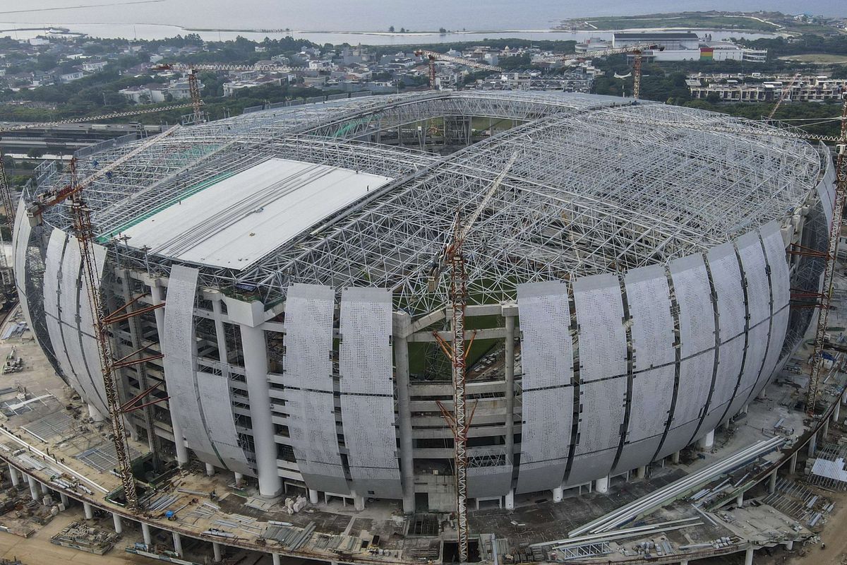 Foto udara pembangunan Jakarta International Stadium (JIS) di Tanjung Priok, Jakarta, Selasa (26/10/2021). Progres pembangunan Jakarta International Stadium yang berkapasitas 82.000 penonton dan digarap oleh PT Jakarta Propertindo tersebut telah mencapai 78 persen dan ditargetkan dapat beroperasi akhir tahun 2021.