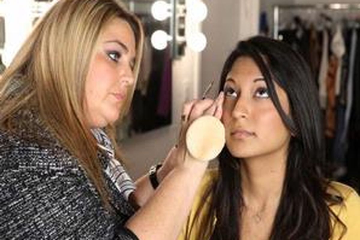 Gunakan kuas yang datar saat menyapukan eye liner di garis mata, sehingga hasilnya lebih halus.