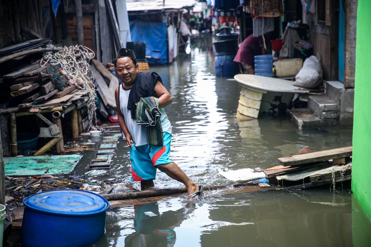 Rob atau banjir akibat pasang laut menggenangi Kampung Nelayan di Muara Angke, Penjaringan, Jakarta Utara, Senin (26/11/2018). Rob mulai merendam kawasan Muara Angke sejak Jumat (23/11/2018) dan terdapat 31 rumah pompa serta pompa mobile yang disiapkan di Kecamatan Penjaringan untuk menangani banjir rob.