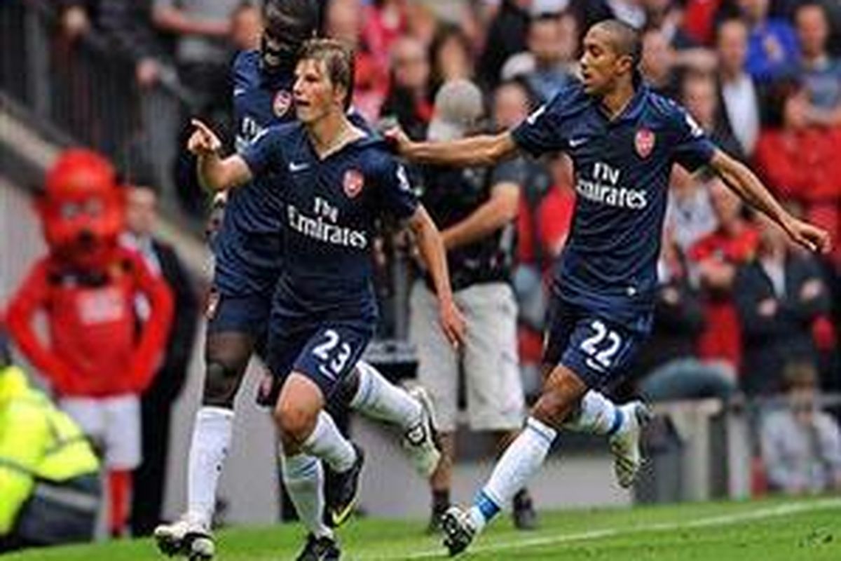 Pemain Arsenal merayakan gol Andrei Arshavin (tengah) dalam duel lawan Manchester United, Sabtu (29/8).
