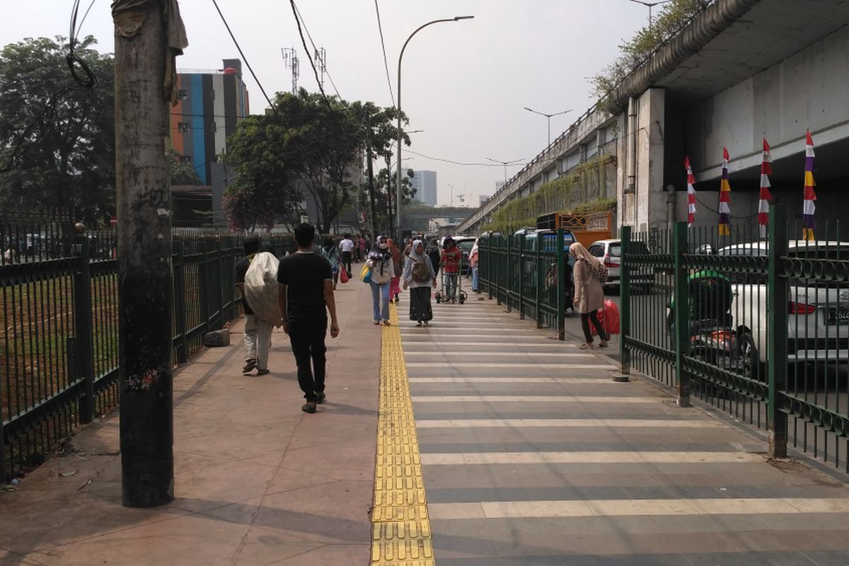 Keadaan trotoar Stasiun Tanah Abang yang lengang pasca penertiban Bulan Tertib Trotoar, Selasa (1/8/2017)