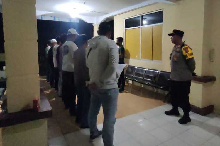 15 orang calo yang diamankan polisi di Pelabuhan Bakauheni, Lampung Selatan, Selasa (3/5/2022) malam.