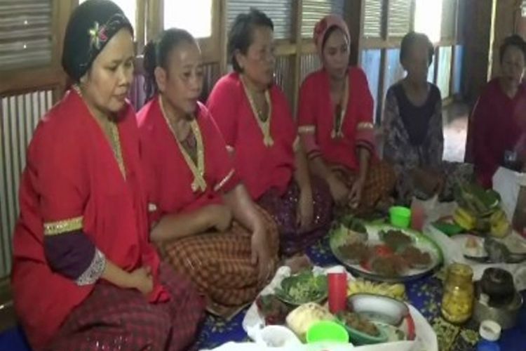 Warga Suku Bugis di Polewali Mandar, Sulawesi Barat, menggelar ritual ?Mappangolo Datu Ase? atau persembahan kepada dewa padi atau sang penguasa alam untuk menyambut panen raya.