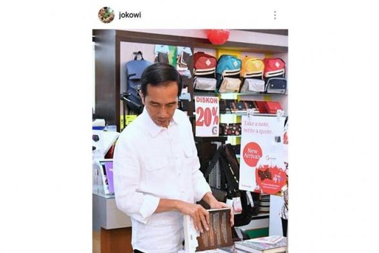 Presiden Joko Widodo saat membeli sejumlah buku di Mal Ambon, Rabu (8/2/2017).