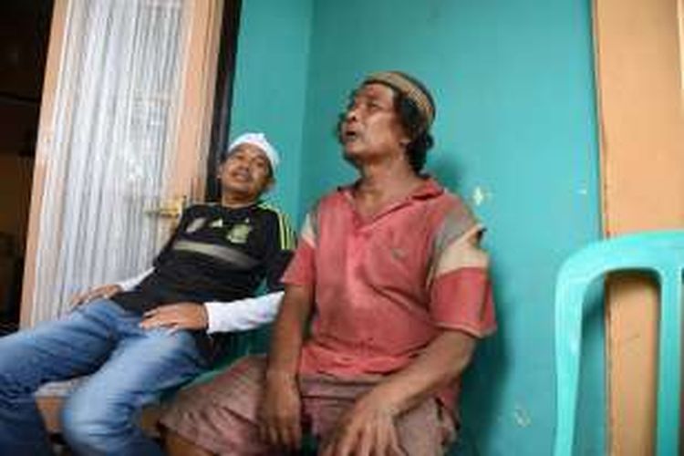 Dedi Mulyadi bersama Anah Kanim (60), warga Kampung Lozi, Desa Keresek, Kecamatan Cibatu, Kabupaten Garut, merupakan pemulung yang seluruh jari kakinya melepuh demi menghidupi istrinya yang buta dan terbaring di rumah, Sabtu (13/11/2016)