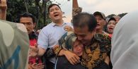 Pendukung Menangis dan Peluk Roy Suryo Usai Tak Ditahan Kejari Jaksel