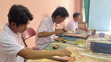 Melihat Kesibukan Perajin Gelang Jemaah Haji Surabaya, Sehari Bisa Produksi 5.900 Unit