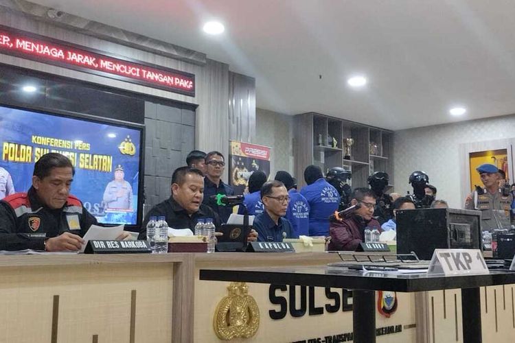 Jajaran Polda Sulsel yang melakukan ekspose pengungkapan peredaran narkoba besar dalam kampus hingga disimpan dalam brankas, di Mapolda Sulsel, Jalan Perintis Kemerdekaan, Kecamatan Tamalanrea, Kota Makassar, Sulsel, Minggu (11/6/2023) malam