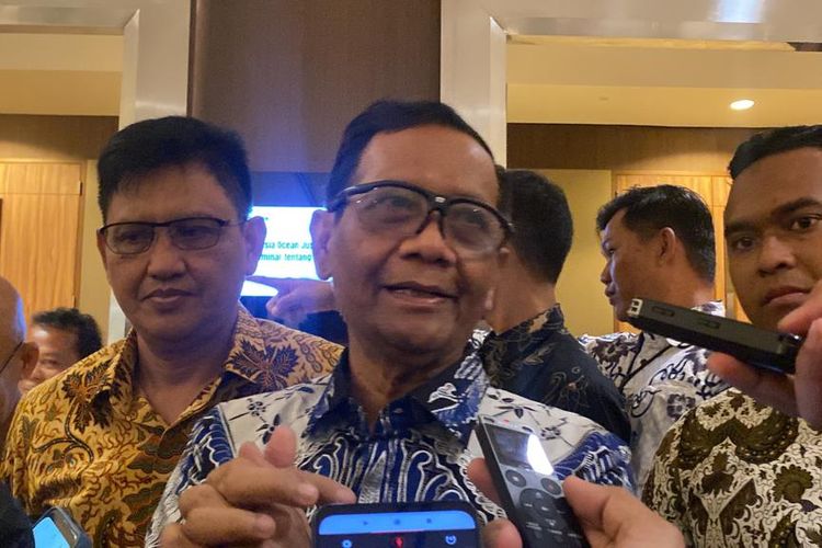 Menteri Koordinator Bidang Politik, Hukum, dan Keamanan (Menko Polhukam) Mahfud MD ditemui usai memberikan sambutan seminar tentang keamanan laut di Hotel Borobudur, Jakarta Pusat, Rabu (5/7/2023).
