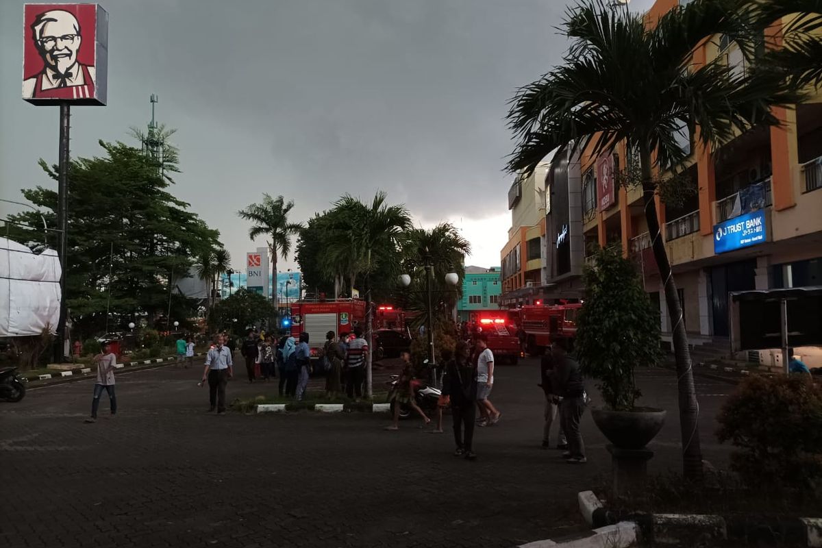 Dinas Damkar Kota Bekasi yang berusaha memadamkan api di restoran makanan siap saji, McDonalds pada Selasa (8/3/2022) sore sekitar pukul 15.30 WIB. Diketahui, api berasal dari pengerjaan pengelasan yang menyambar instalasi.