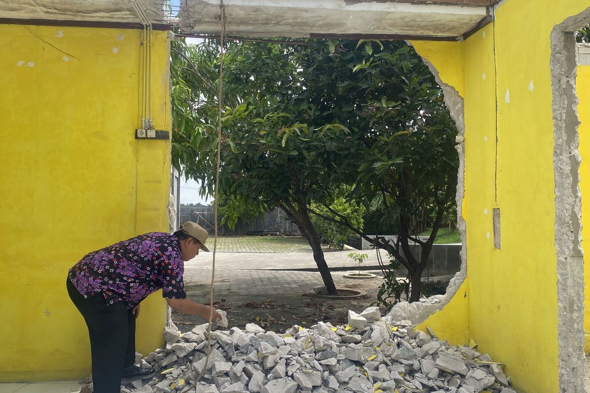 Camat Tambun Utara Najmuddin saat meninjau lokasi bangunan yang dibongkar Gubernur Jawa Barat Dedi Mulyadi.