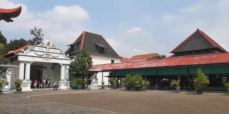 Suasana bagian dalam Keraton Yogyakarta.