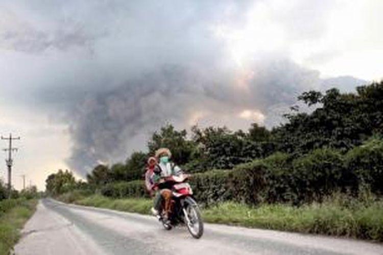 Warga mengungsi dari letusan Gunung Sinabung di Desa Tiga Kicat, Karo, Sumatera Utara, North Sumatra, Senin (13/10/2014). Letusan gunung ini telah menewaskan 17 orang.