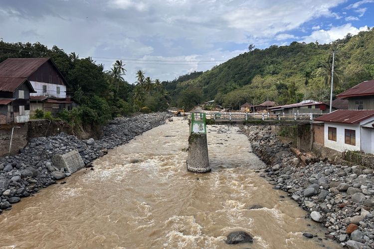 Kementerian Pekerjaan Umum (PU) mempercepat penanganan darurat pasca-bencana di Kabupaten Tanah Datar, Provinsi Sumatera Barat, melalui pekerjaan normalisasi Sungai Batang Sumpur sekaligus pemulihan konektivitas Jalan Raya Sumpur-Padang Panjang yang terdampak.
