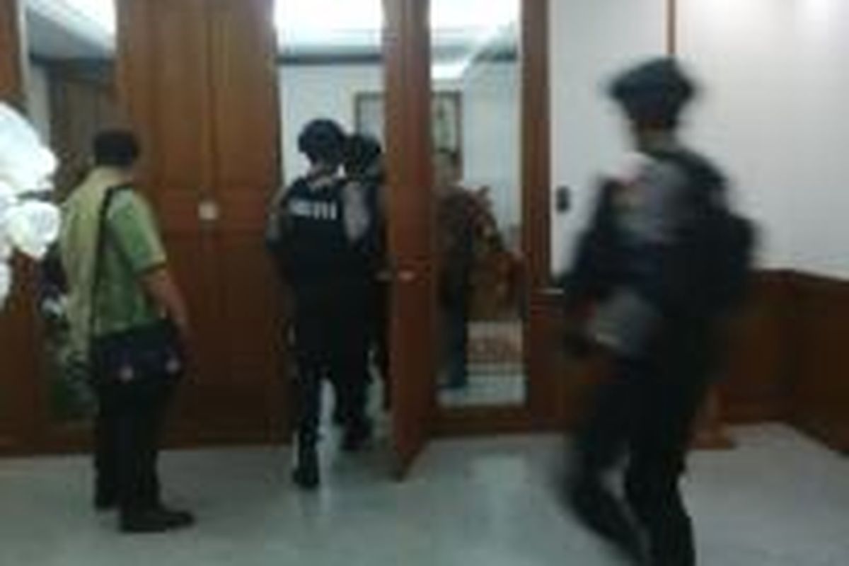 Personel gegana Polda Metro Jaya menggeruduk ruang kerja Plt Gubernur DKI Jakarta Basuki Tjahaja Purnama, di Balaikota, Rabu (19/11/2014). 