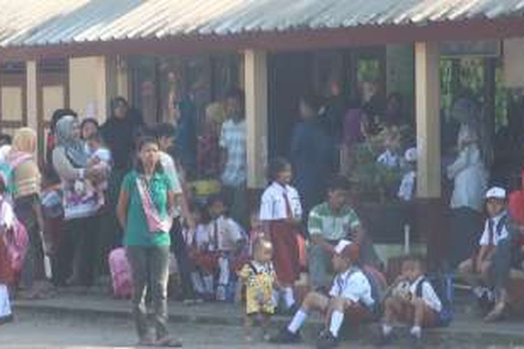 Ibu-ibu di Kelurahan Timbangan Indralaya Utara Ogan Ilir Sumatera Selatan mengantar anaknya di hari pertama belajar SD 2 Timbangan Ogan Ilir