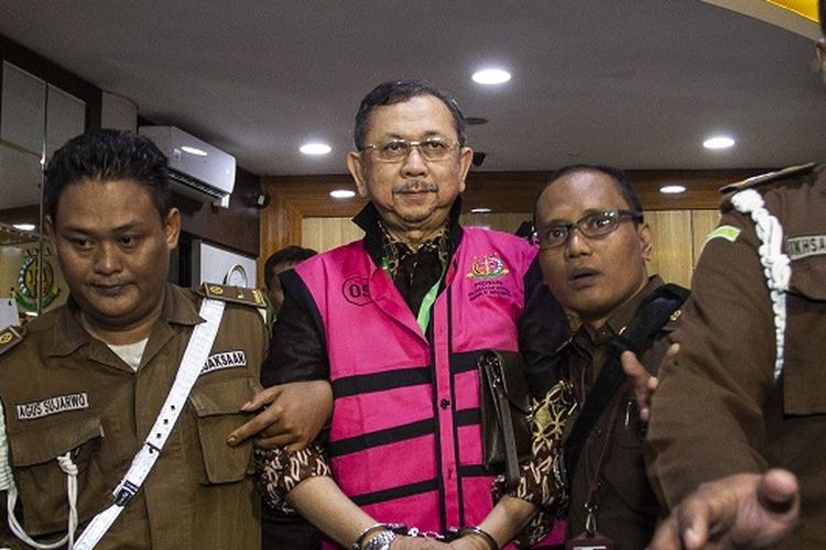 Mantan Direktur Utama PT Asuransi Jiwasraya Hendrisman Rahim mengenakan rompi tahanan usai menjalani pemeriksaan di gedung Jampidsus Kejaksaan Agung, Jakarta, Selasa (14/1/2020). Hendrisman Rahim ditahan terkait kasus dugaan korupsi pengelolaan keuangan dan dana investasi PT Asuransi Jiwasraya. ANTARA FOTO/Dhemas Reviyanto/ama.