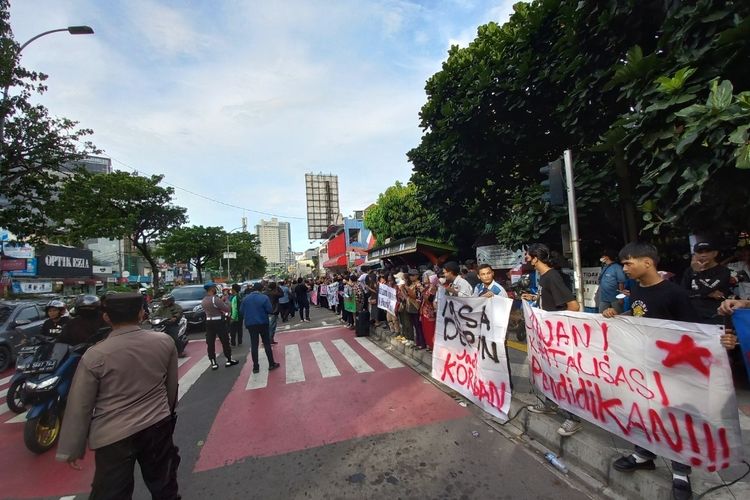 Sejumlah mahasiswa Depok menggelar aksi solidaritas terkait relokasi SDN Pondok Cina 1 di Jalan Raya Margonda, Selasa (13/12/2022) sore.