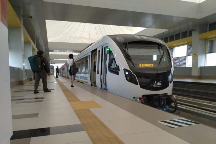 LRT ketika berada di stasiun  Bandara Sultan Mahmud Badaruddin II Palembang, Sumatera Selatan, (21/8/2018).