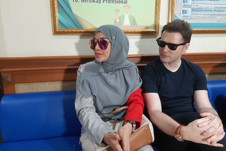 Penyanyi Cinta Penelope Jalani Sidang Perdana Perceraian dengan dengan Taha Gokhan Arikan di Pengadilan Agama Jakarta Selatan, Selasa (18/7/2023)