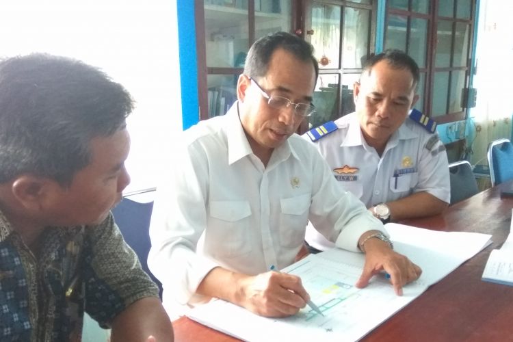 Menteri Perhubungan Budi Karya Sumadi tengah memetakan jalur pelabuhan.