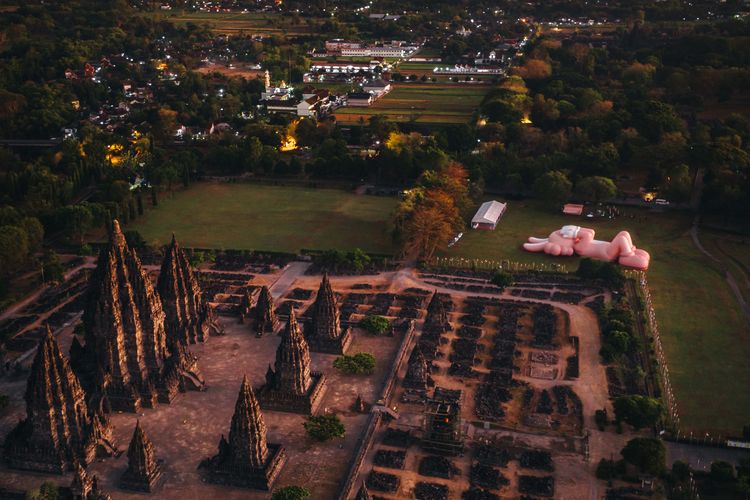 KAWS: Holiday di Prambanan dengan latar belakang Gunung Merapi