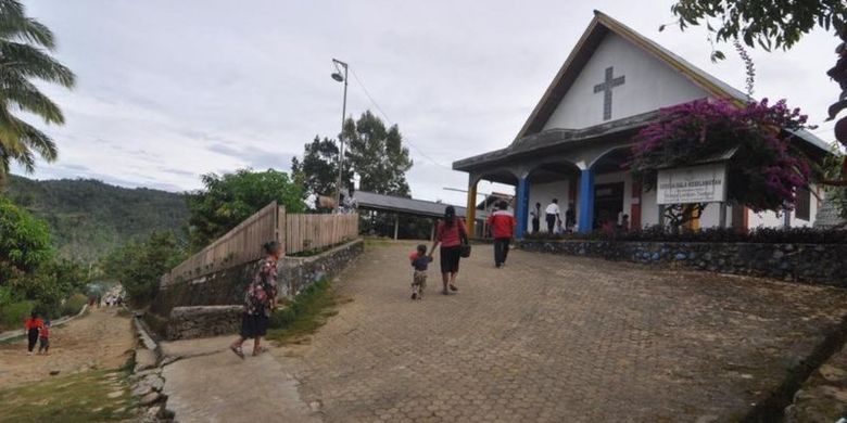 Warga Desa Lembantongoa, tetap melaksanakan ibadah Minggu di Gereja Bala Keselamatan (The Salvation Army) Lembantongoa