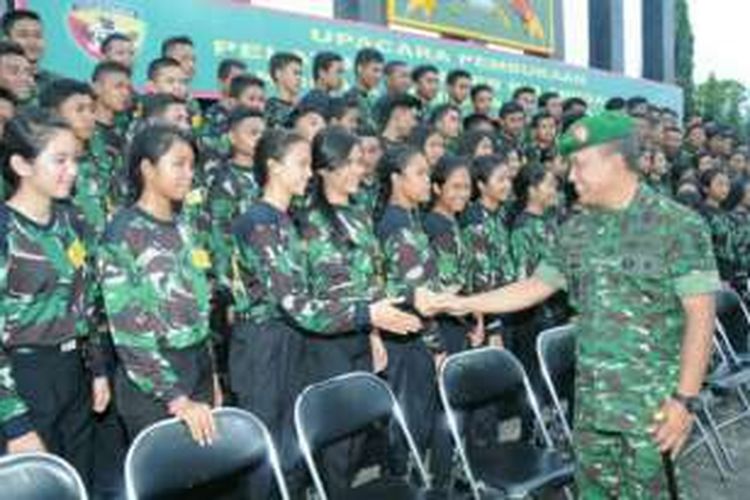 Pangdam IX /Udayana Mayjen TNI Kustanto Widiatmoko saat bersalaman dengan peserta pelatihan Bela Negara, Senin (20/6/2016). 