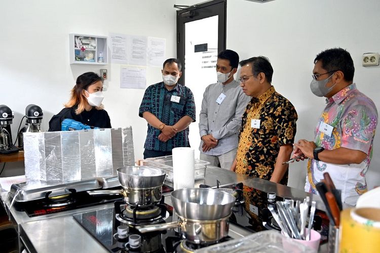 Institut Kemandirian (IK) Dompet Dhuafa dan Rebach Internasional menghadirkan Program Re-Space dengan menghadirkan kelas Kitchen Lab, yakni pelatihan mengenai pengenalan bahan dan cara pembuatan kue Origami Cake. 